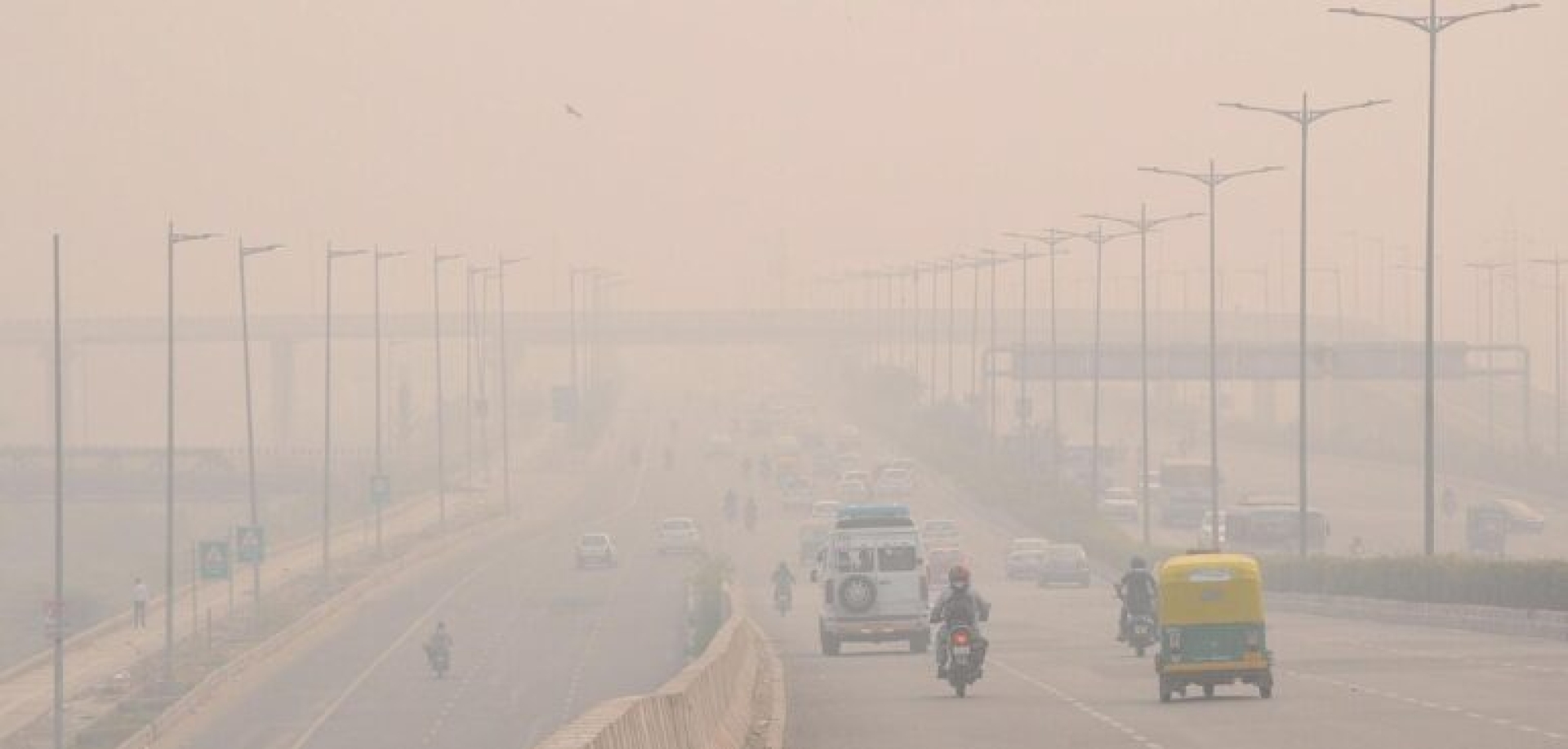 Niebla tóxica cubre Nueva Delhi: podría afectar vuelos
