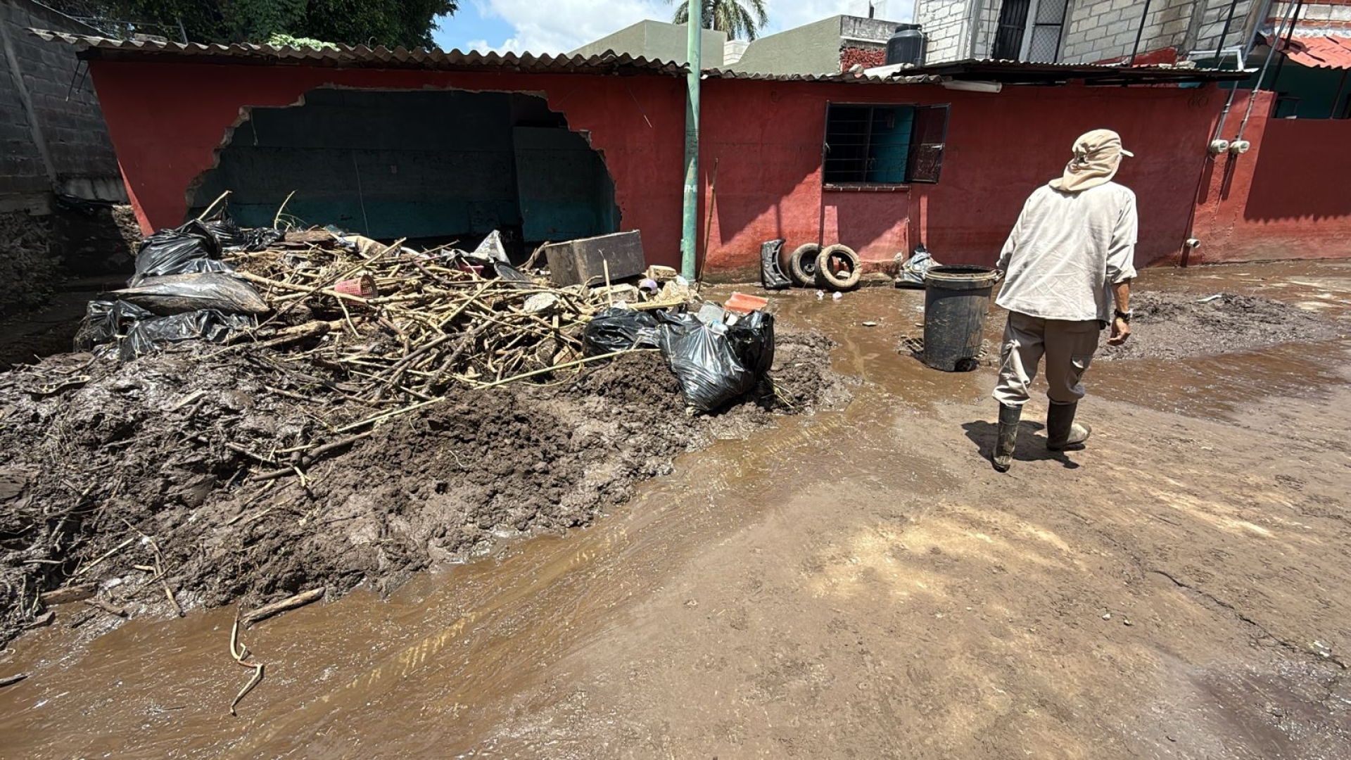 Inundaciones y socavones tras lluvias de madrugada del viernes en Cuernavaca