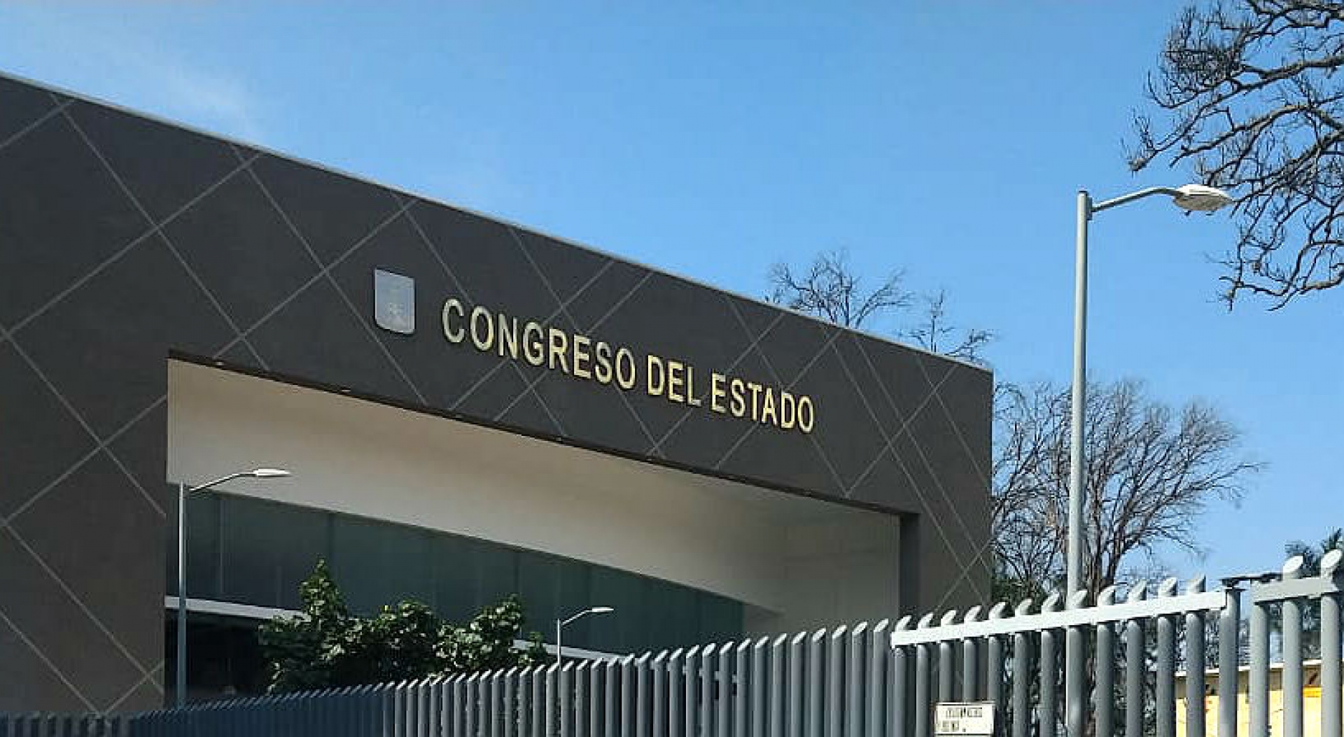 Diputados abrogan 12 'pensiones doradas'