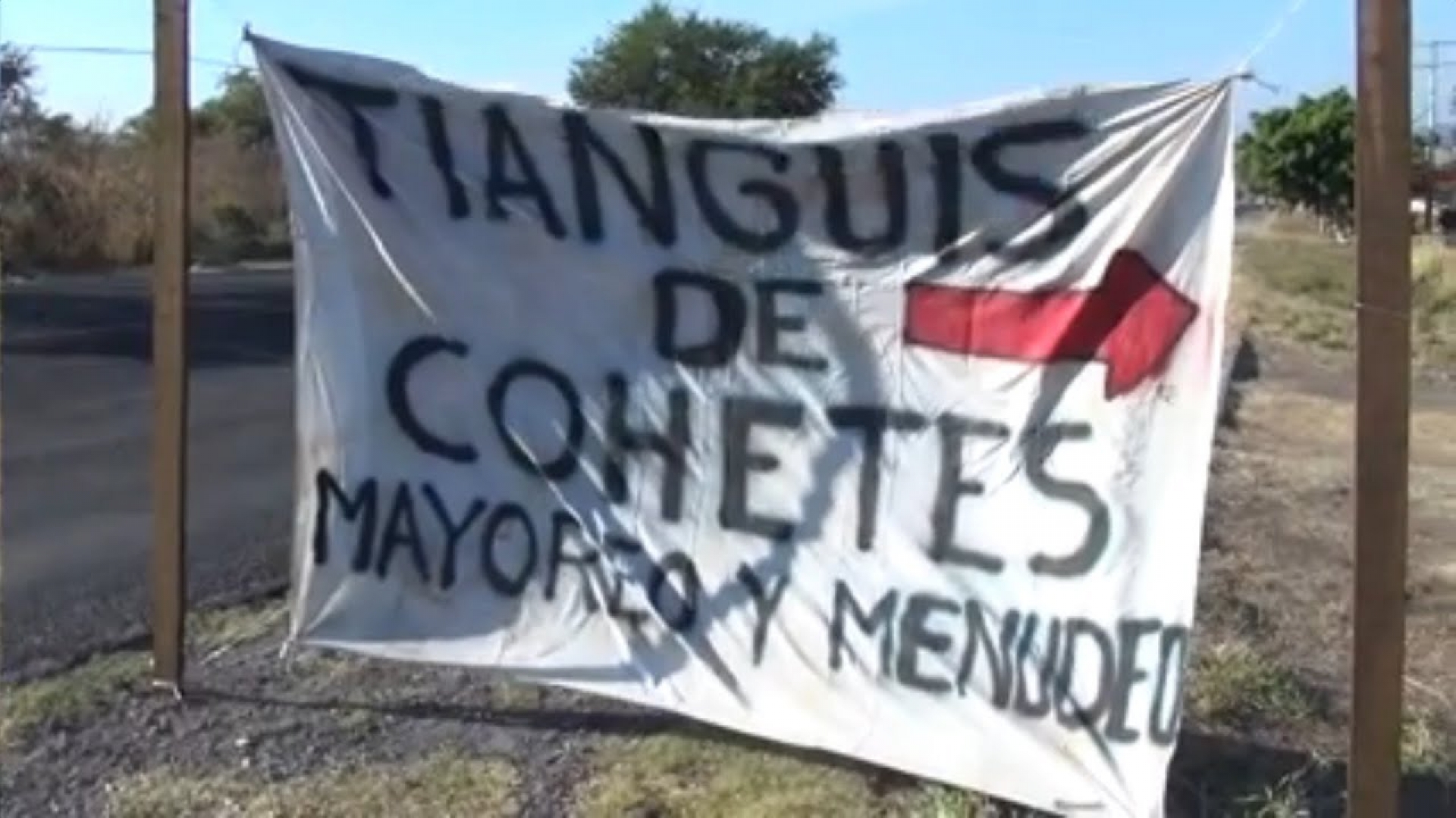 La costumbre indígena de vender cohetes chinos