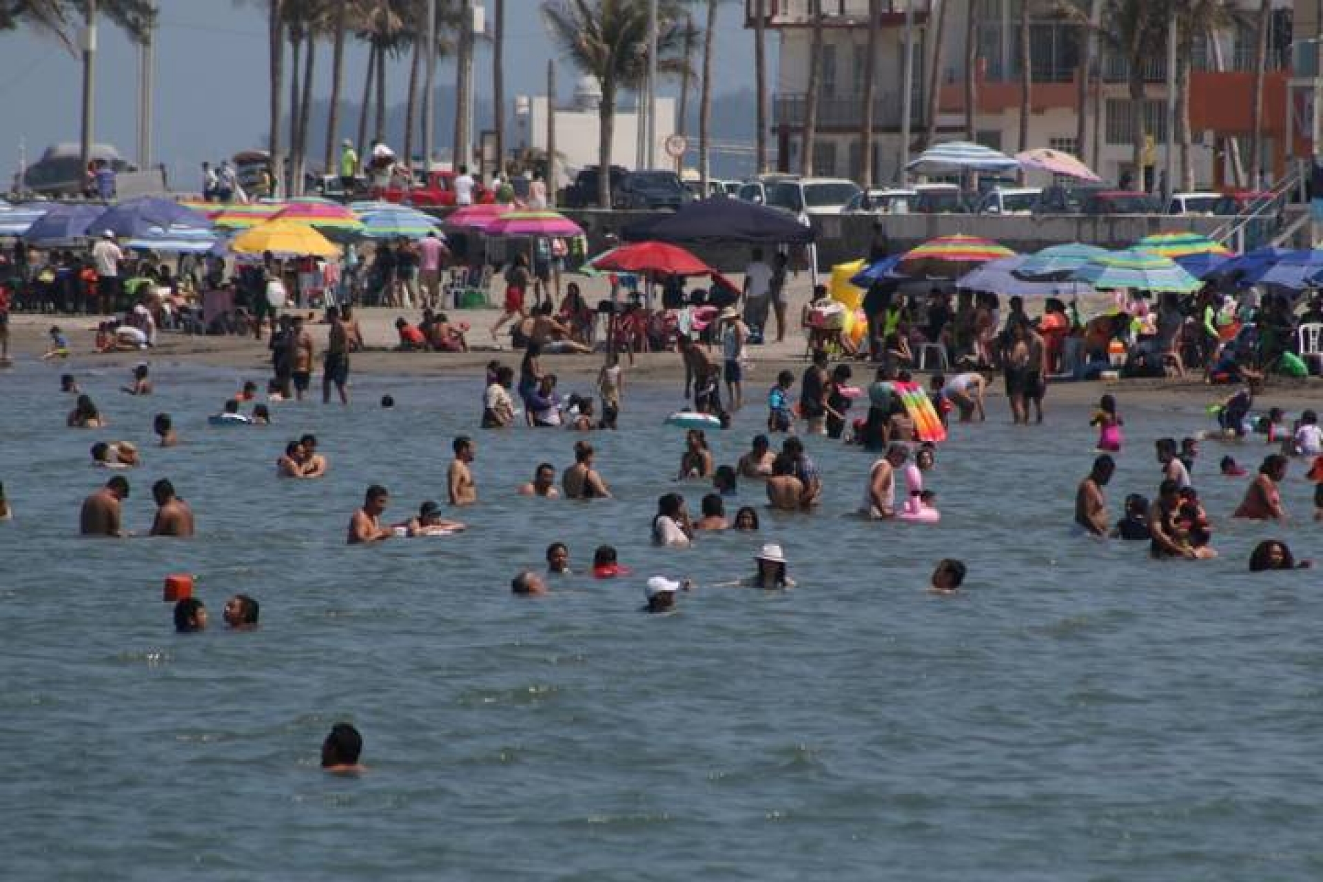 ¿Y la pandemia? Abarrotan, playas de Veracruz