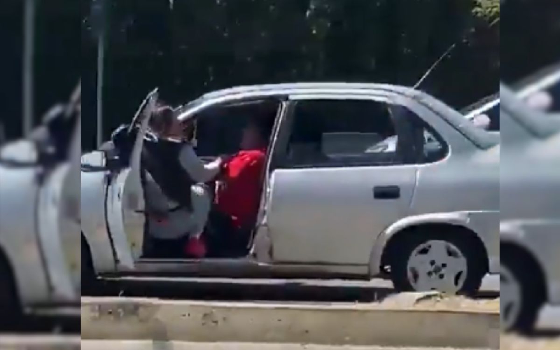 Mujer se aferra a su auto para impedir robo en Puebla