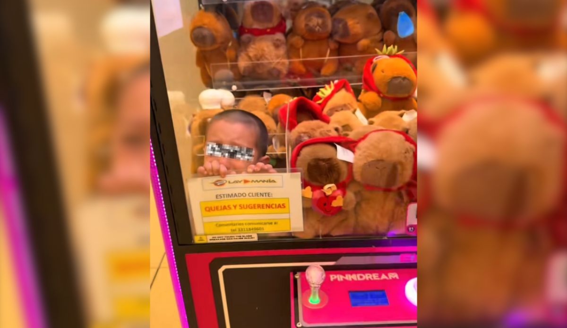 Niño queda atrapado en máquina de peluches en Guadalajara y se vuelve viral