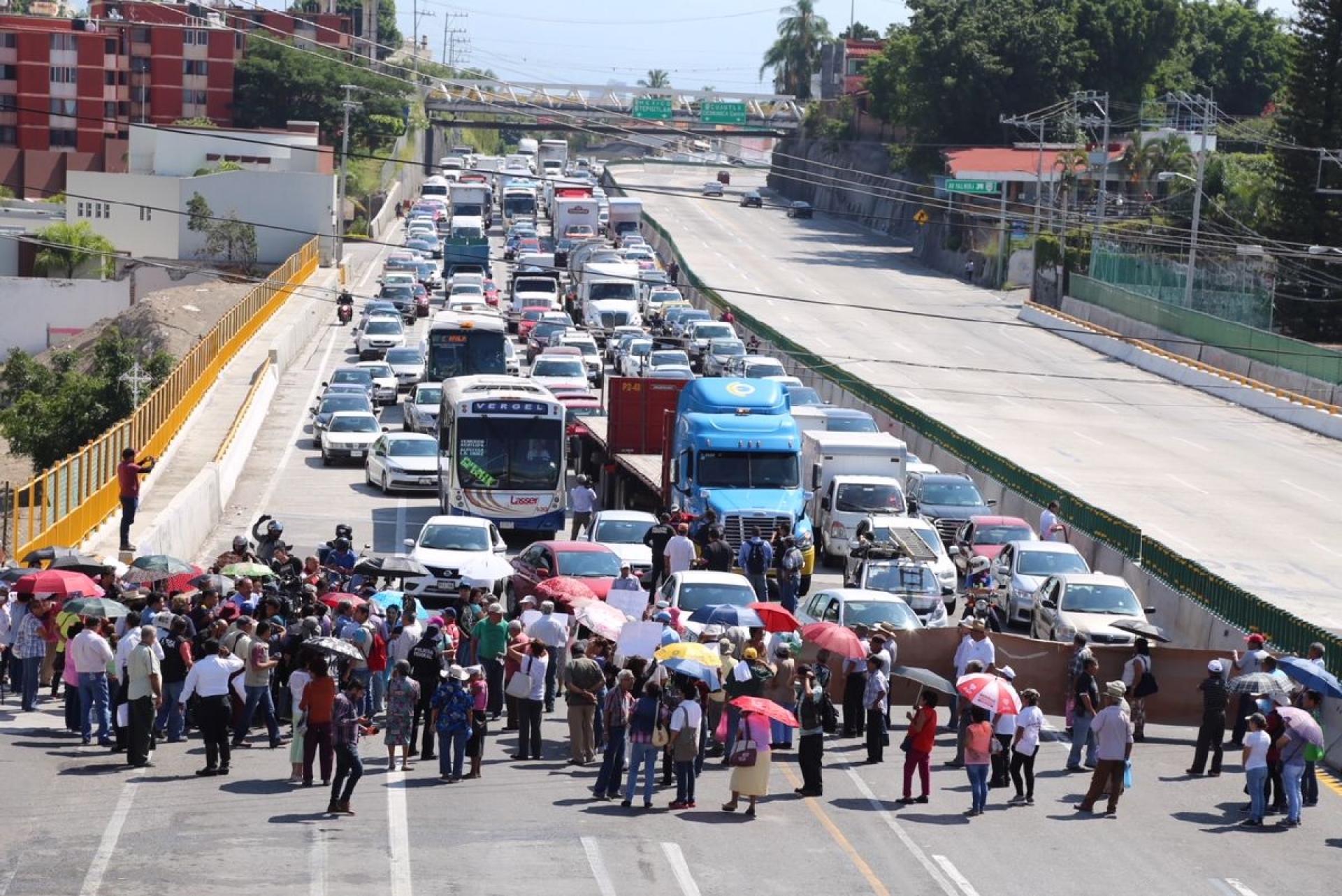 Bloquean vecinos de Cuernavaca Paso Exprés de la autopista