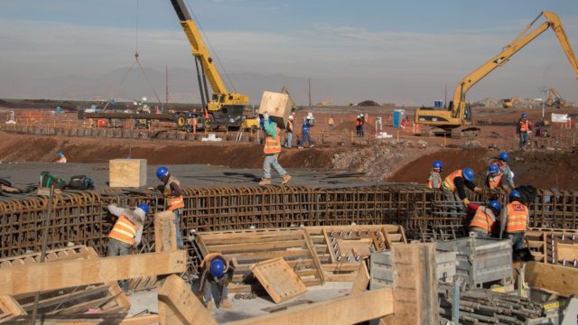 Trabajadores del NAICM denuncian corrupción; ¡Empresa ni seguro les daba!