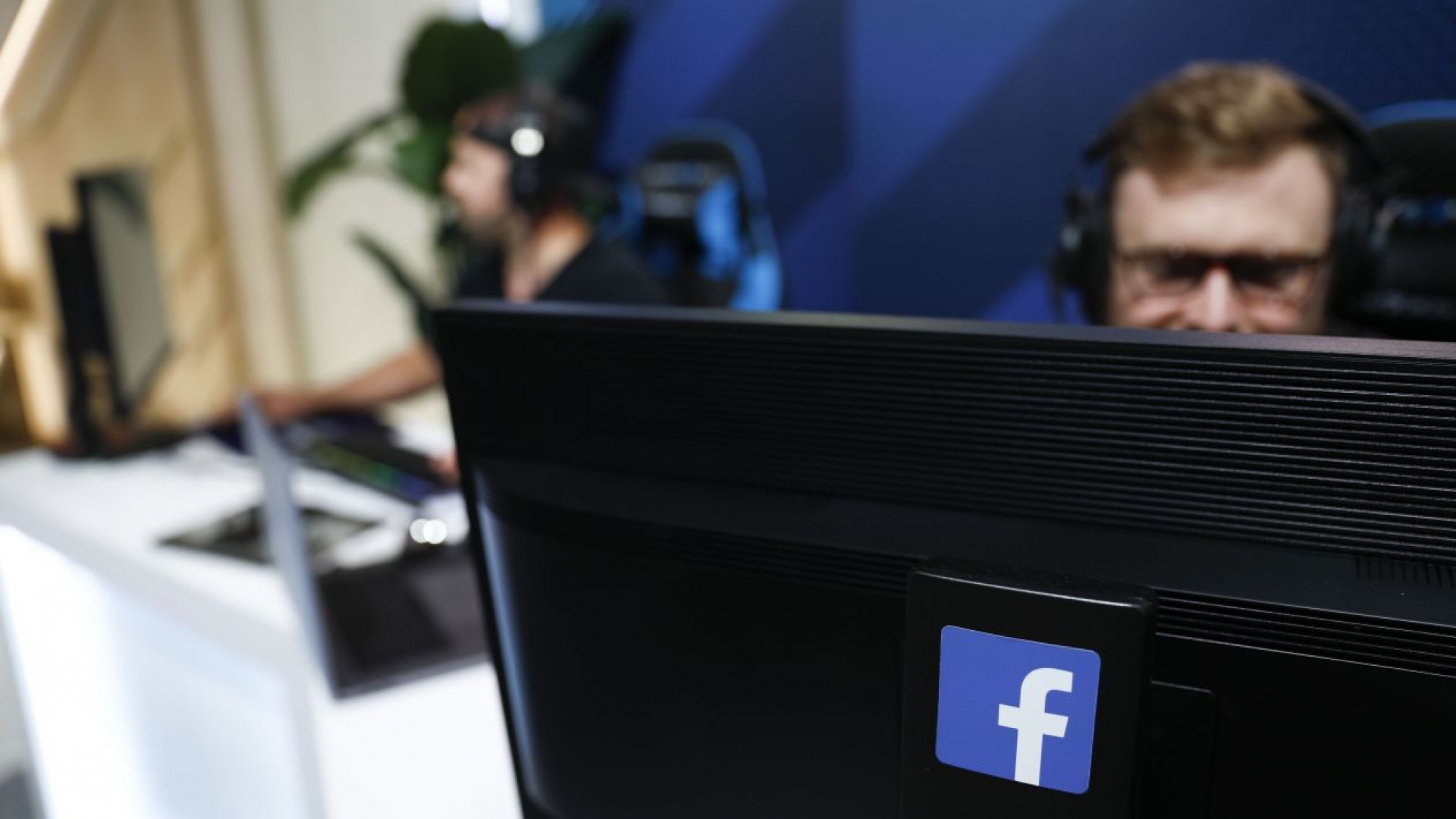 Robots le 'echan una mano' a Facebook para combatir noticias falsas