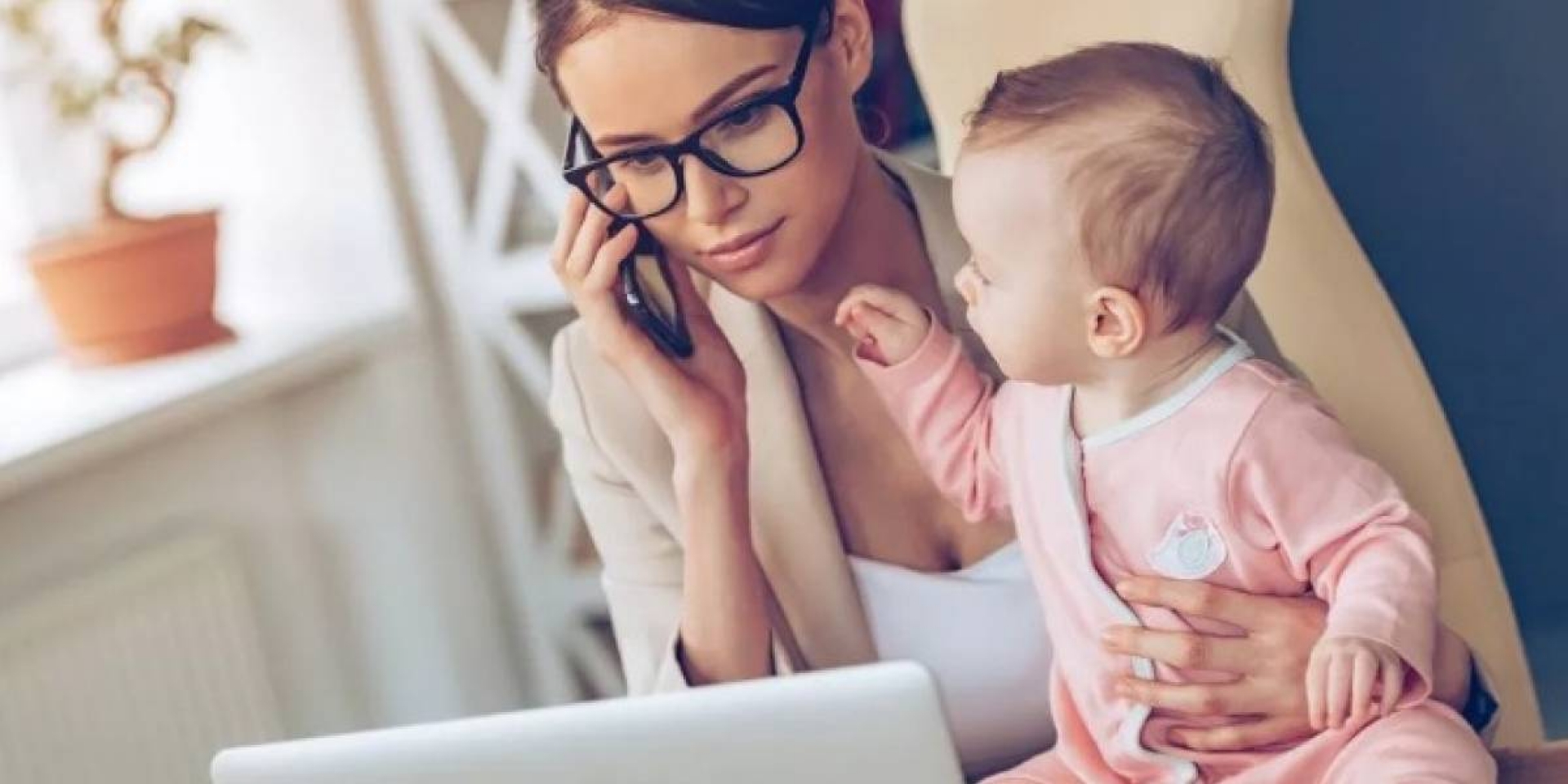 5 verdades incómodas sobre ser una mamá que trabaja todo el día