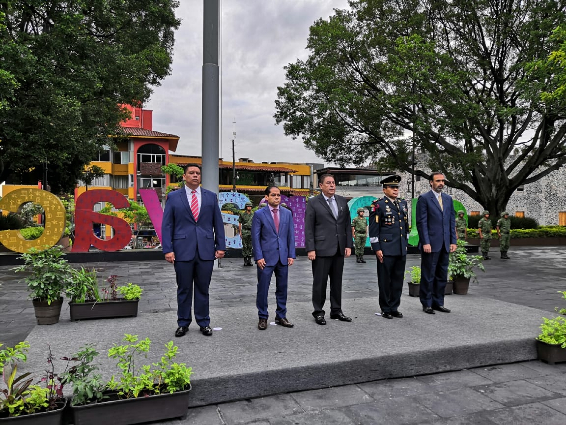 Titular de SMyT encabezó ceremonia de izamiento de Bandera Nacional, en el mes patrio