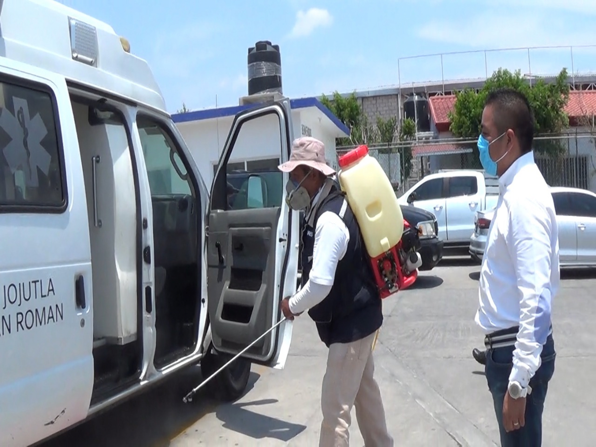Entrega diputado Alfonso Sotelo motomochila para sanitizar ambulancias y unidades médicas