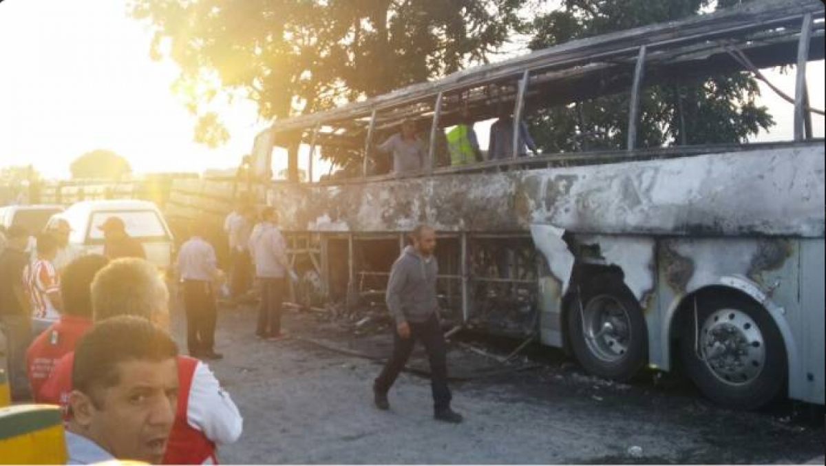 Mueren 13 en choque e incendio de autobús en Veracruz