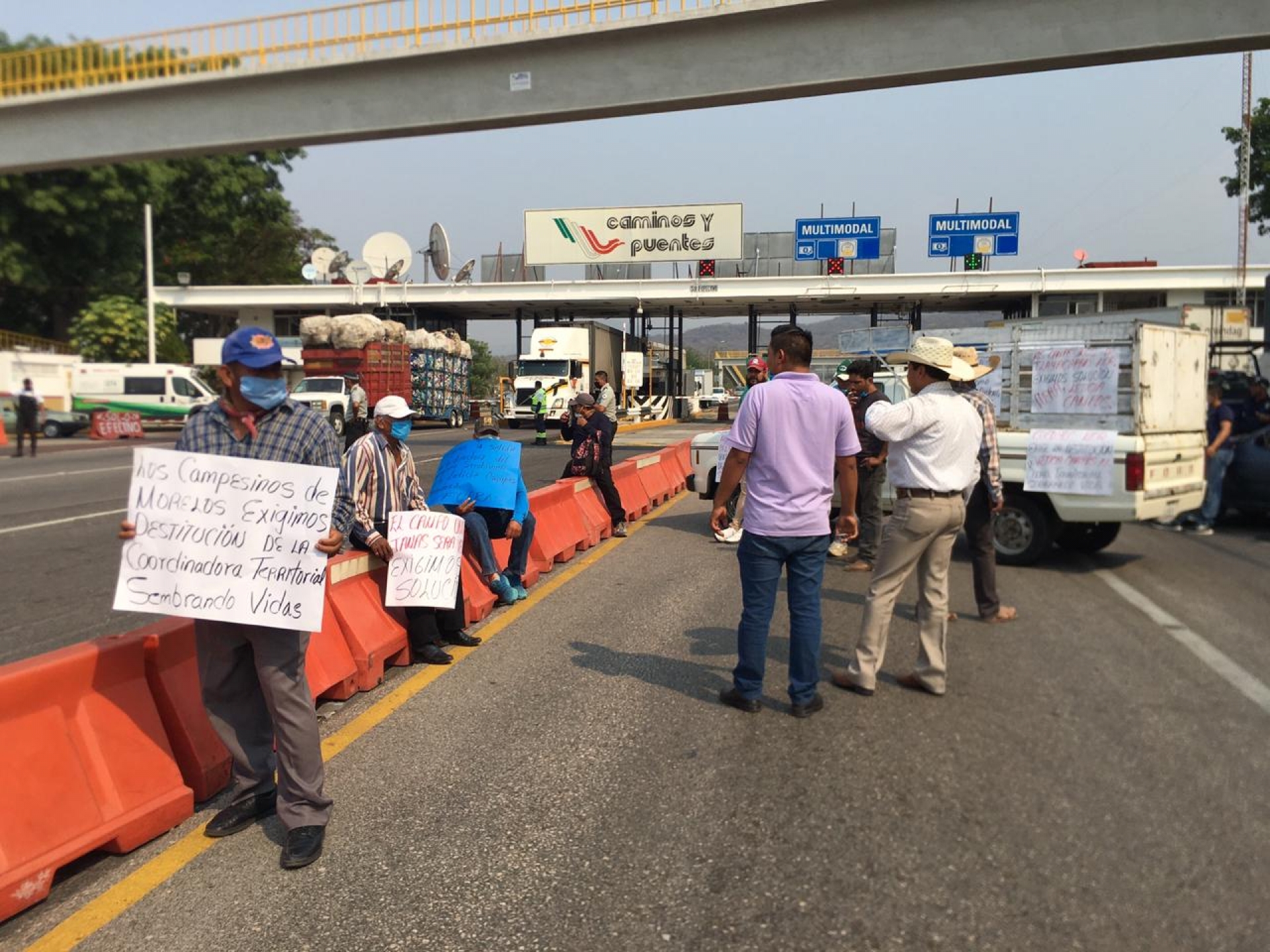 Bloquean campesinos de la región oriente caseta de Oacalco, en autopista La Pera-Cuautla