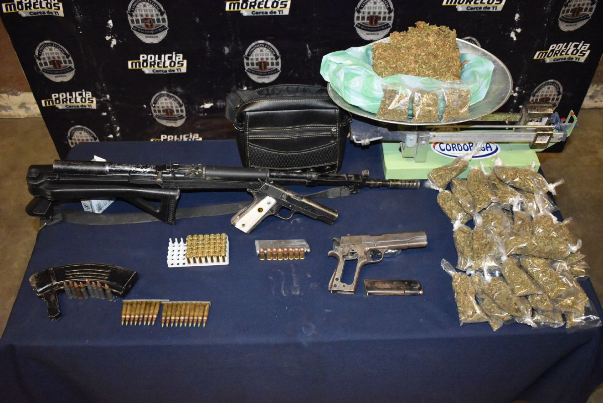 Transportaban armas y droga en un auto