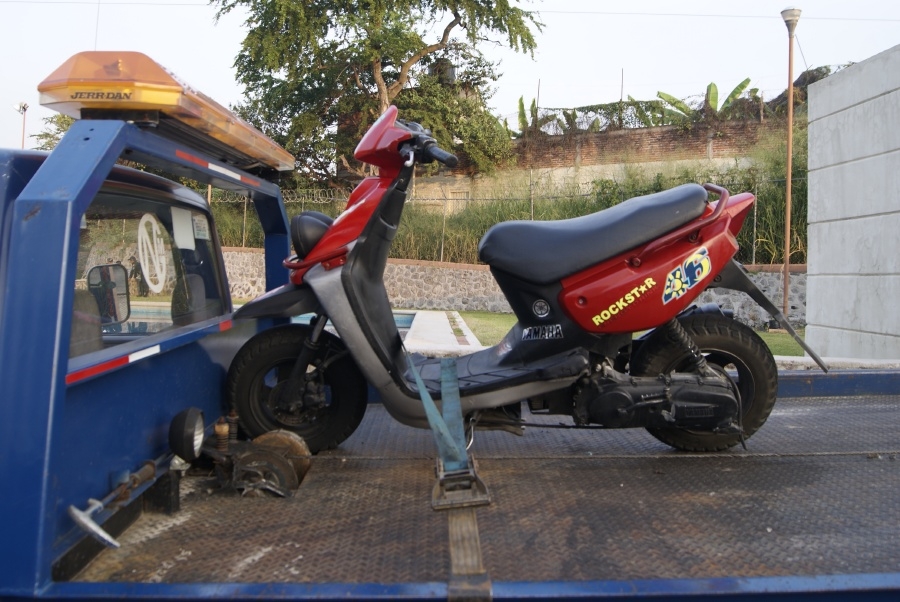 Arrestan a adolescente por conducir una moto robada
