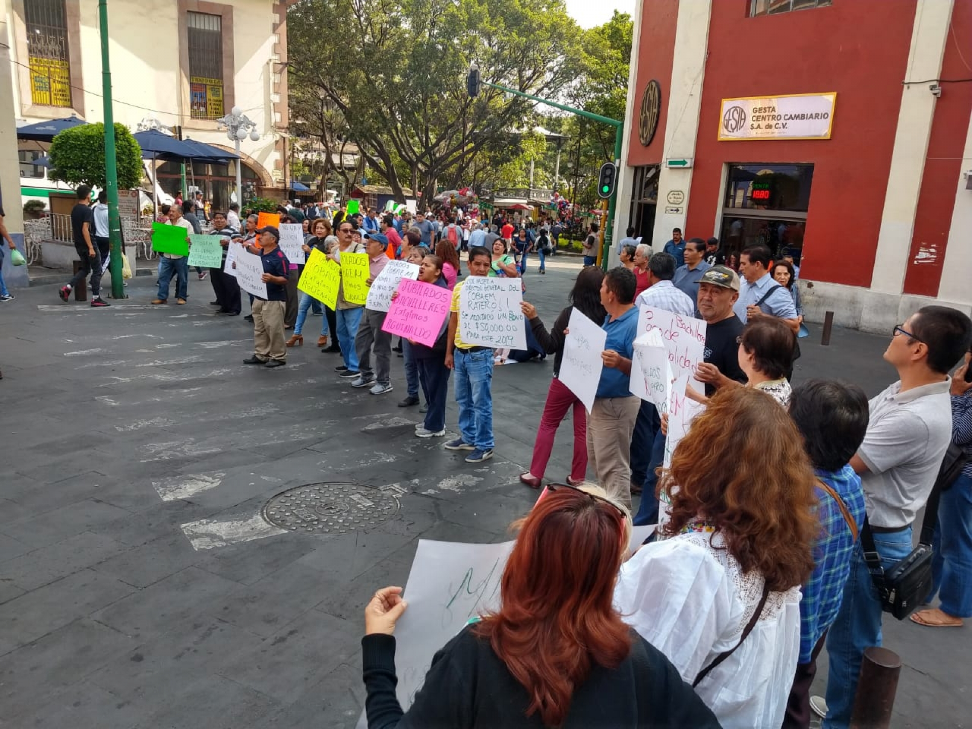 Jubilados del Cobaem se manifiestan en Cuernavaca; exigen pago de prestaciones