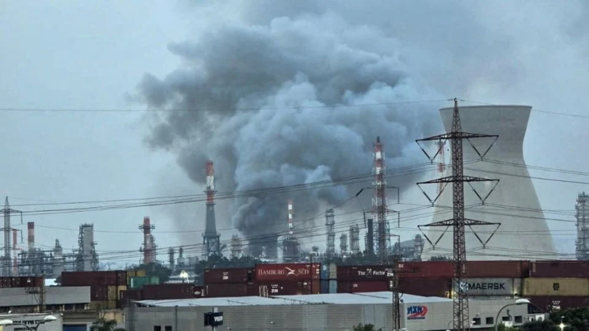 Misiles iraníes impactan refinería en Haifa, Israel; reportan apagones