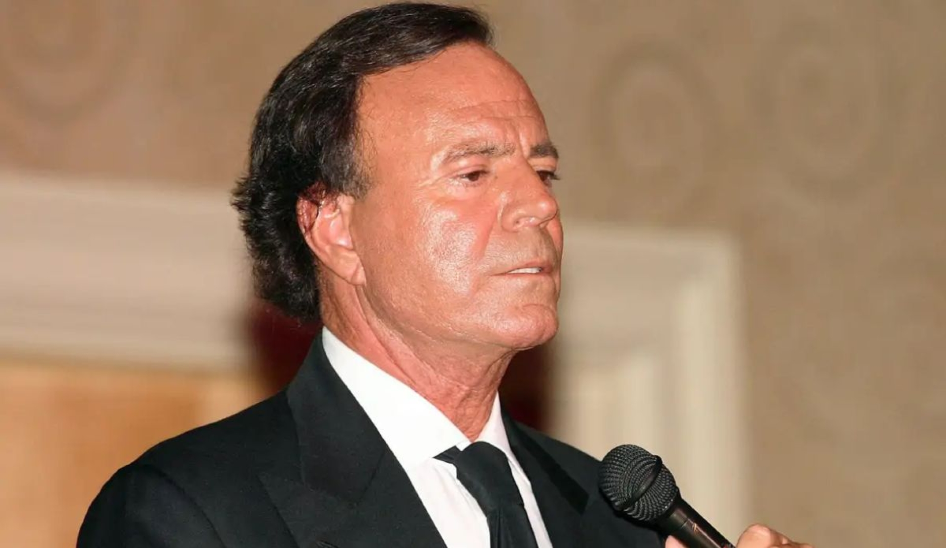 Julio Iglesias rechaza acusaciones y reaparece video antiguo que reaviva controversia