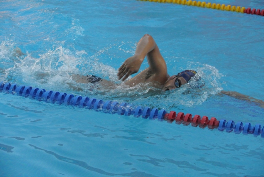 Ricardo Vargas impone récord en natación