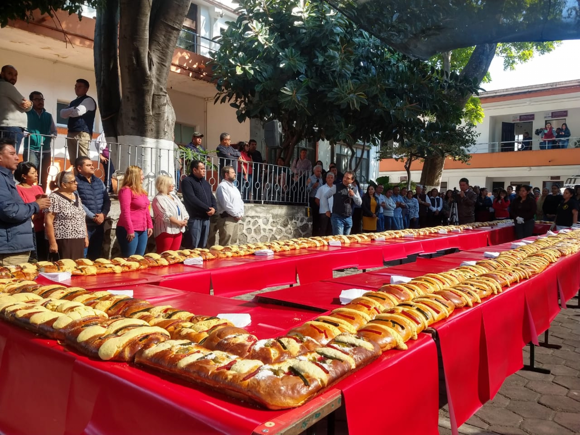 Parte edil capitalino rosca monumental con trabajadores del ayuntamiento