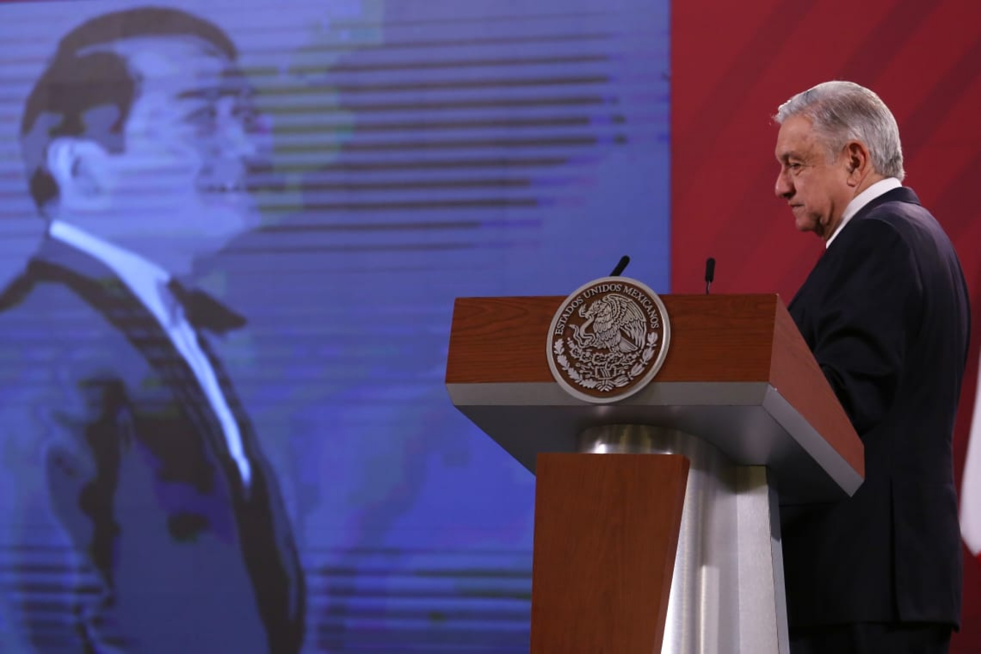 AMLO concluye mañanera con homenaje a Armando Manzanero