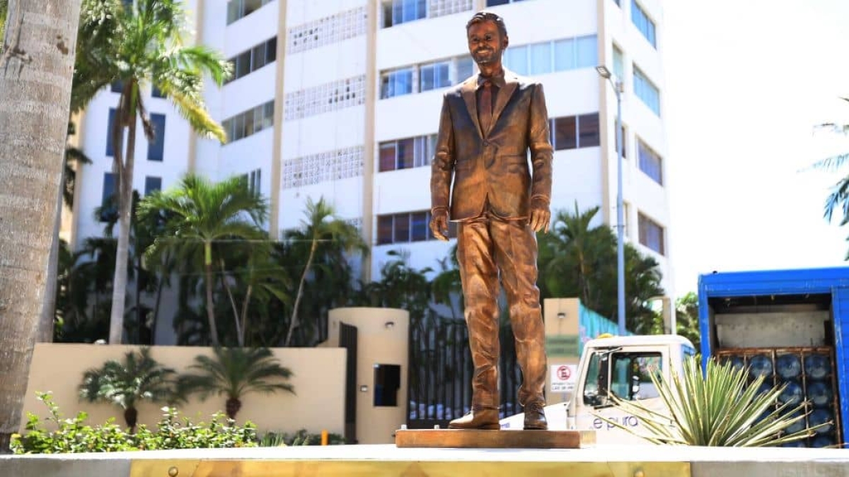 Eugenio Derbez estrena estatua en Acapulco y recibe críticas
