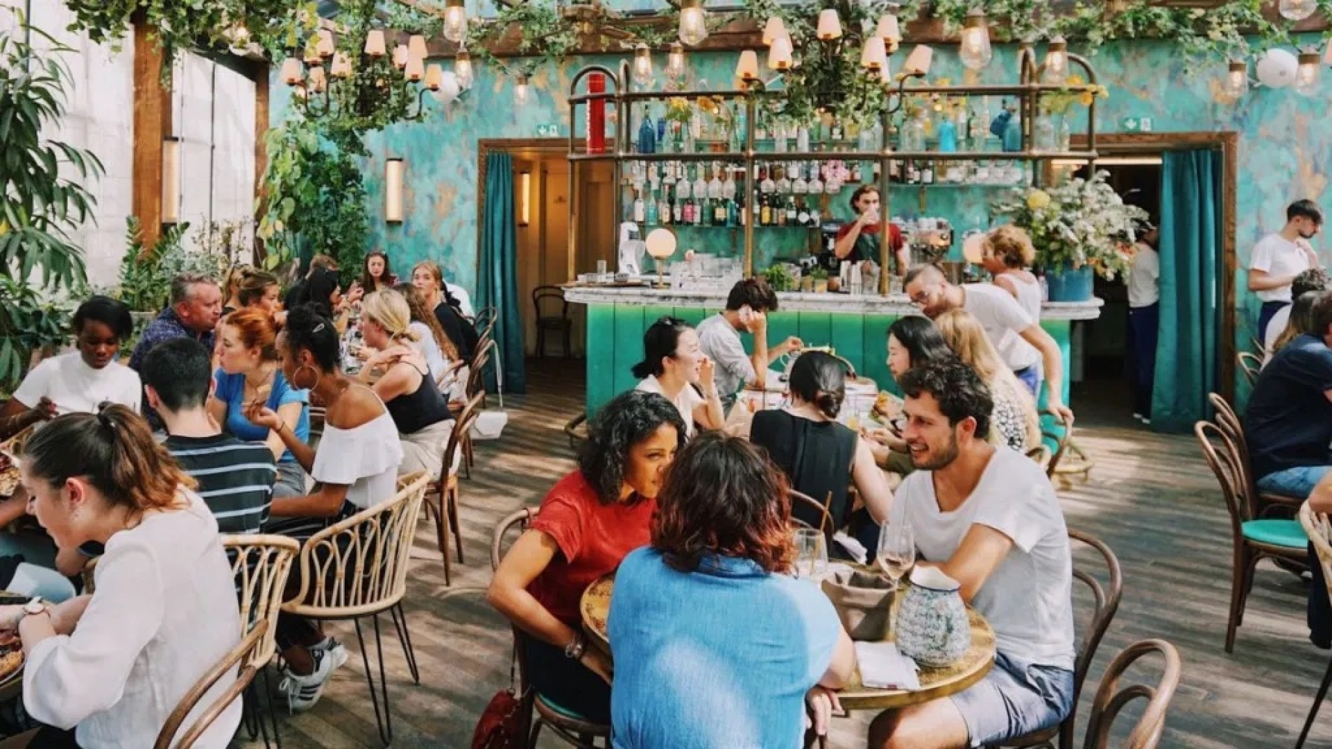 ¿Por qué decir ‘provecho’ en un restaurante es de mala educación?