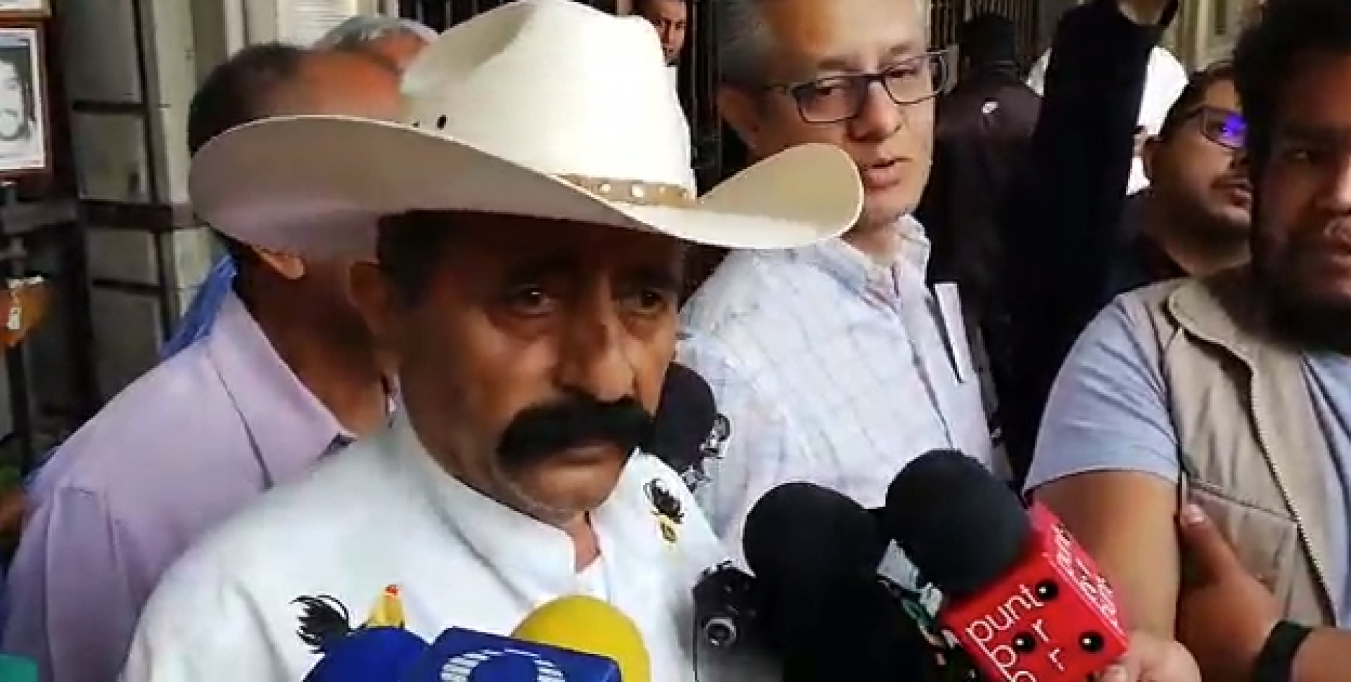 Nieto de Zapata demandará al autor de pintura que muestra 'feminizado' al revolucionario