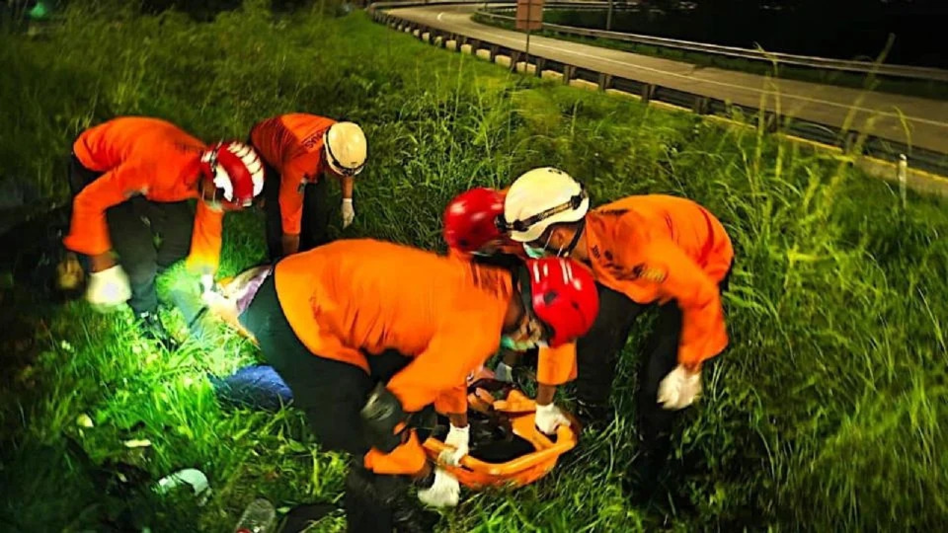 Al menos 15 muertos en accidente de autobús en Java, Indonesia