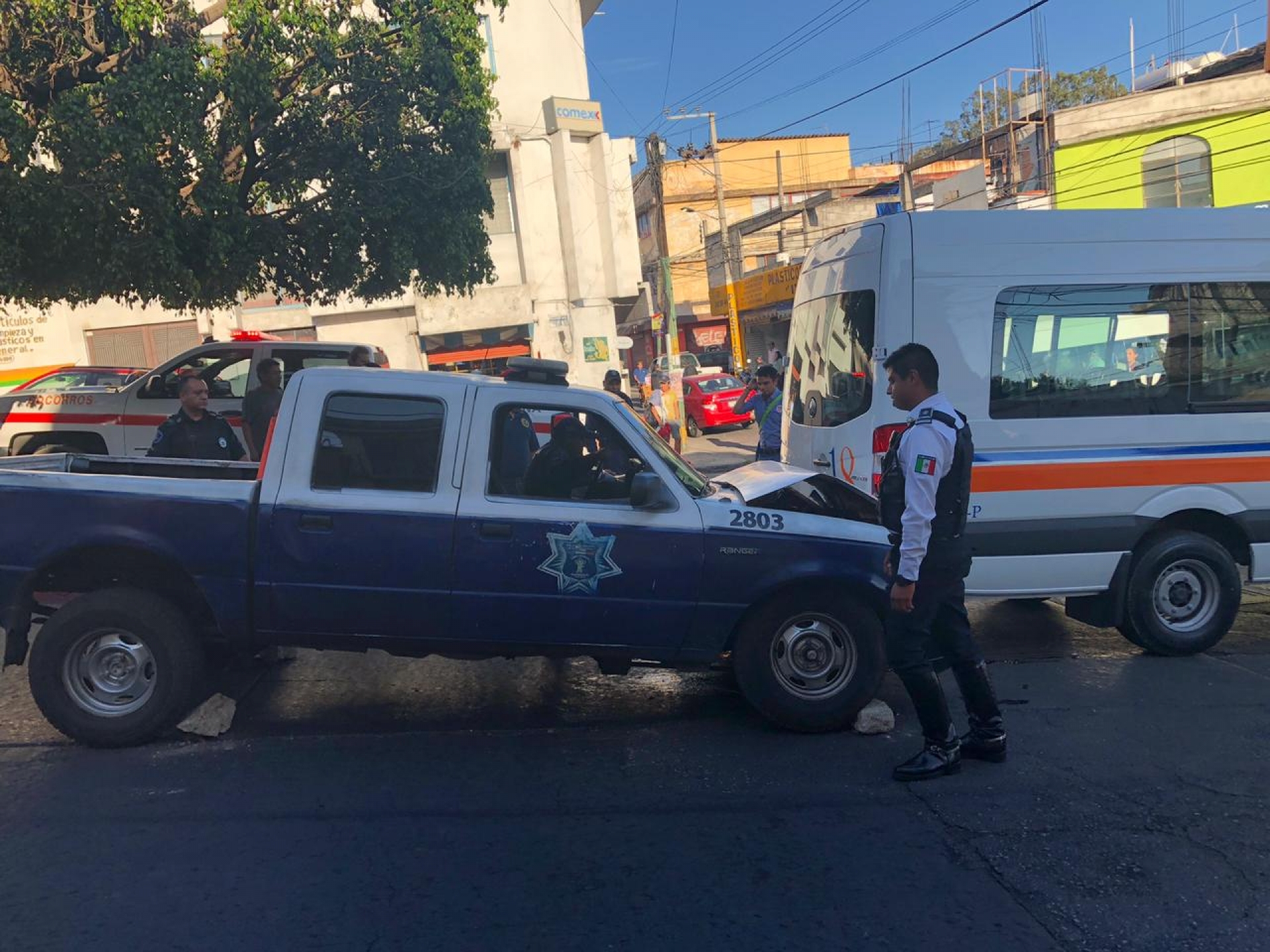 Policía resulta lesionado tras choque entre patrulla y ruta