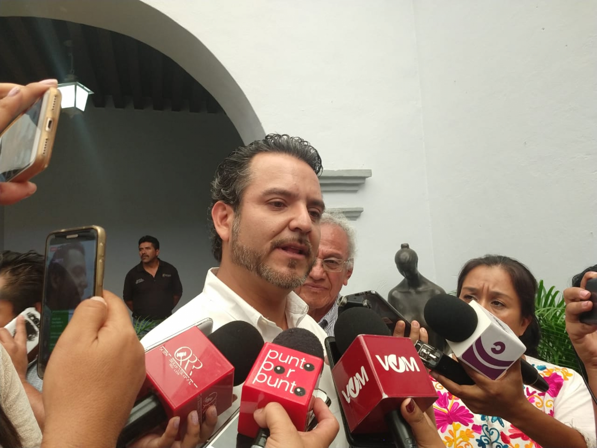 Analiza Ayuntamiento capitalino cancelación de licencias de funcionamiento para bares