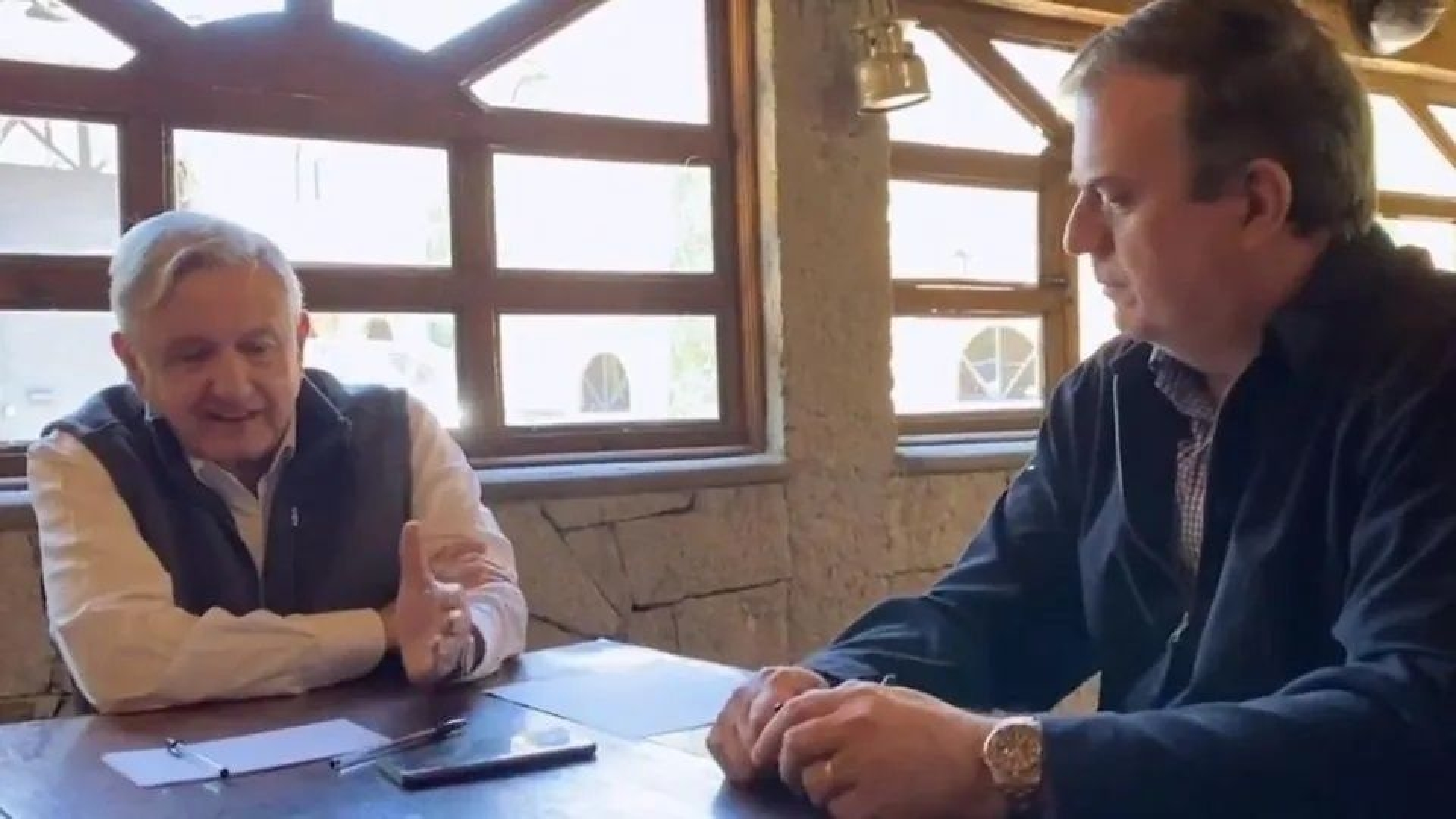 Cuánto cuesta el Rolex que Marcelo Ebrard trató de esconder en video con AMLO