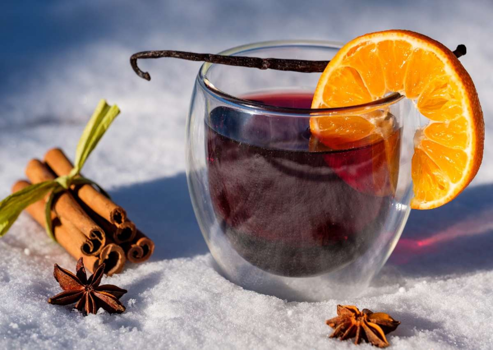 Cómo preparar delicioso vino caliente; para amantes de sabores especiados