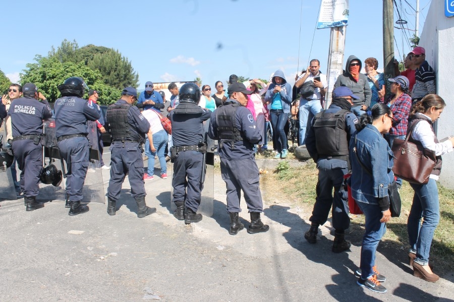 Resguarda la Policía sedes de aplicación de examen de maestros