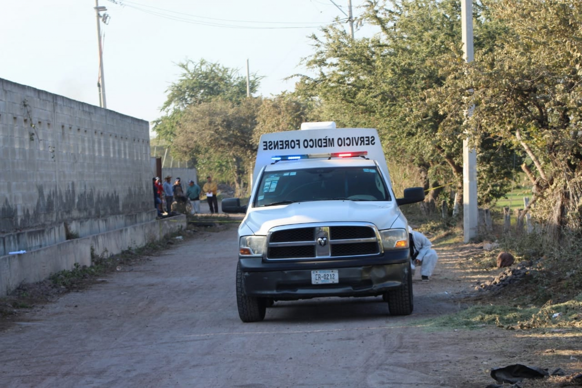 Dejan el cadáver de un hombre en un camino de terracería, en Emiliano Zapata