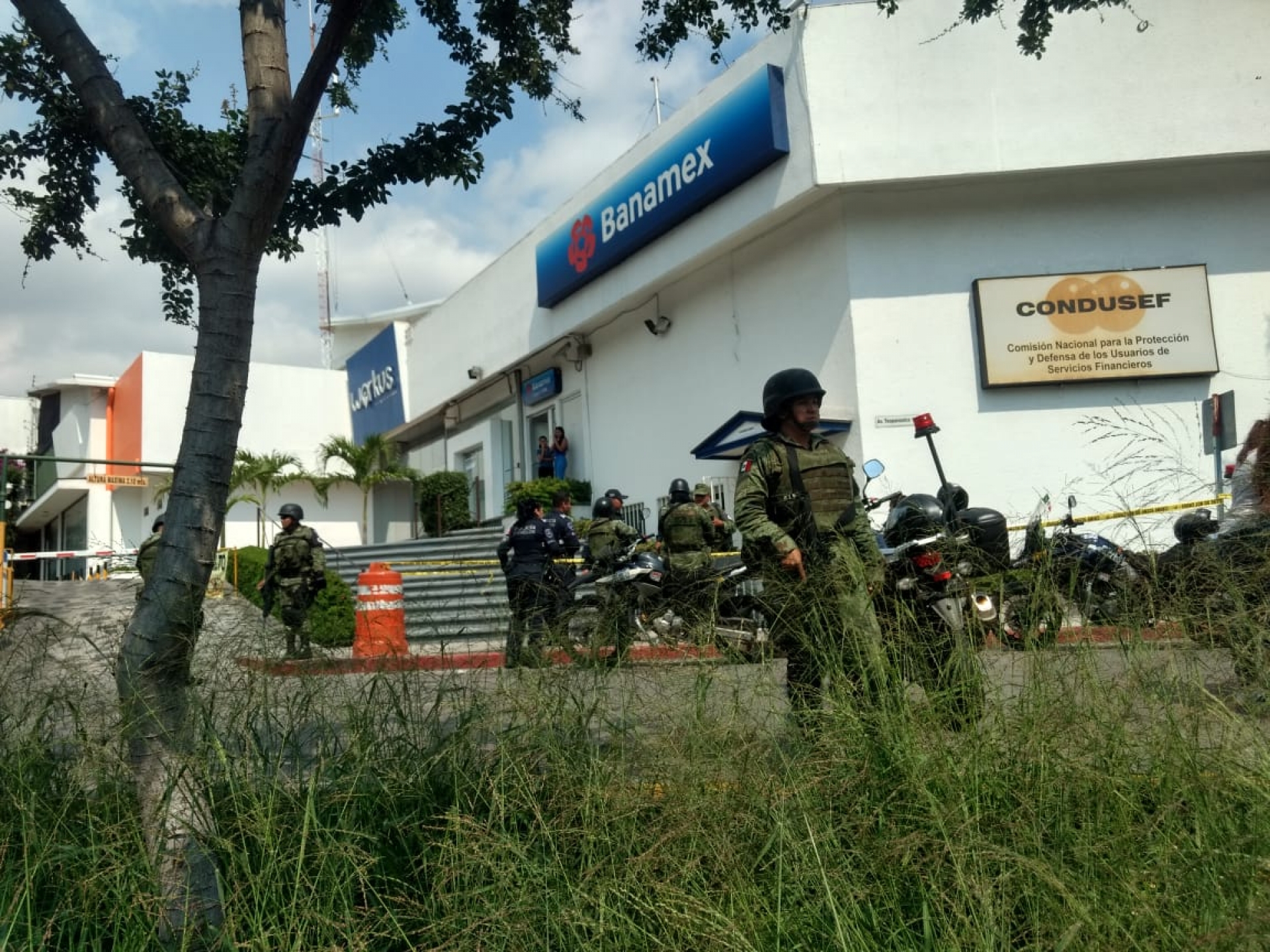 Asesinan a tiros a un hombre en oficinas de Condusef, en Cantarranas