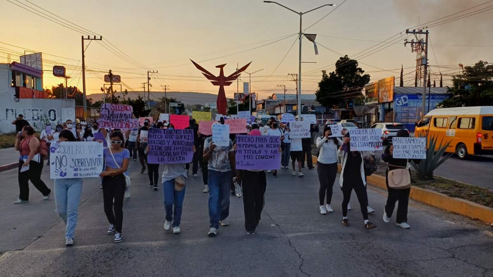 Estudiantes marchan en Jojutla para exigir seguridad y justicia