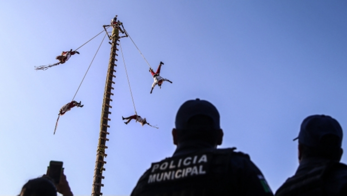 Cesan a funcionario de Educación que pidió ¡exterminar a los Voladores de Papantla!
