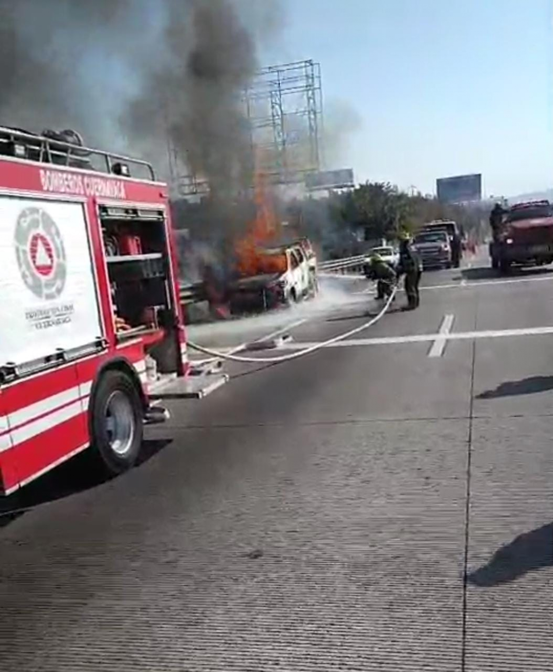 Se incendia camioneta en Paso Express