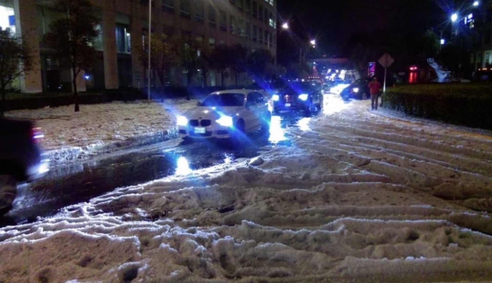 Durante madrugada continuaron grandes bloques de granizo tras tormenta en CDMX