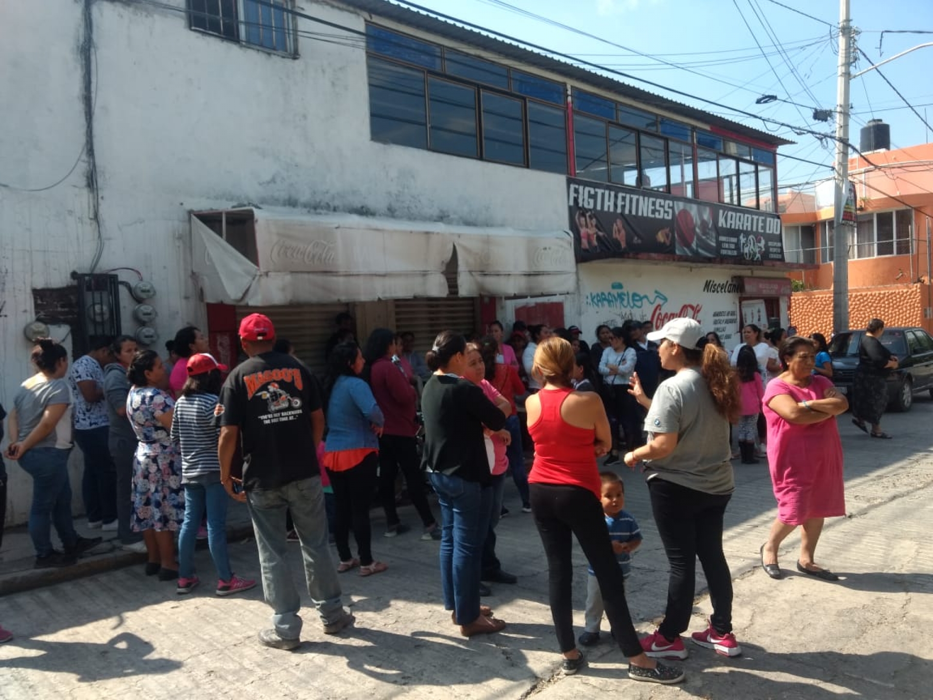 Protestan padres de familia de primaria 'Mariano Matamoros' en la colonia Tulipanes