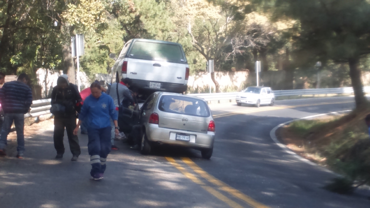 Choque en Santa María Ahuacatitlán deja dos heridos