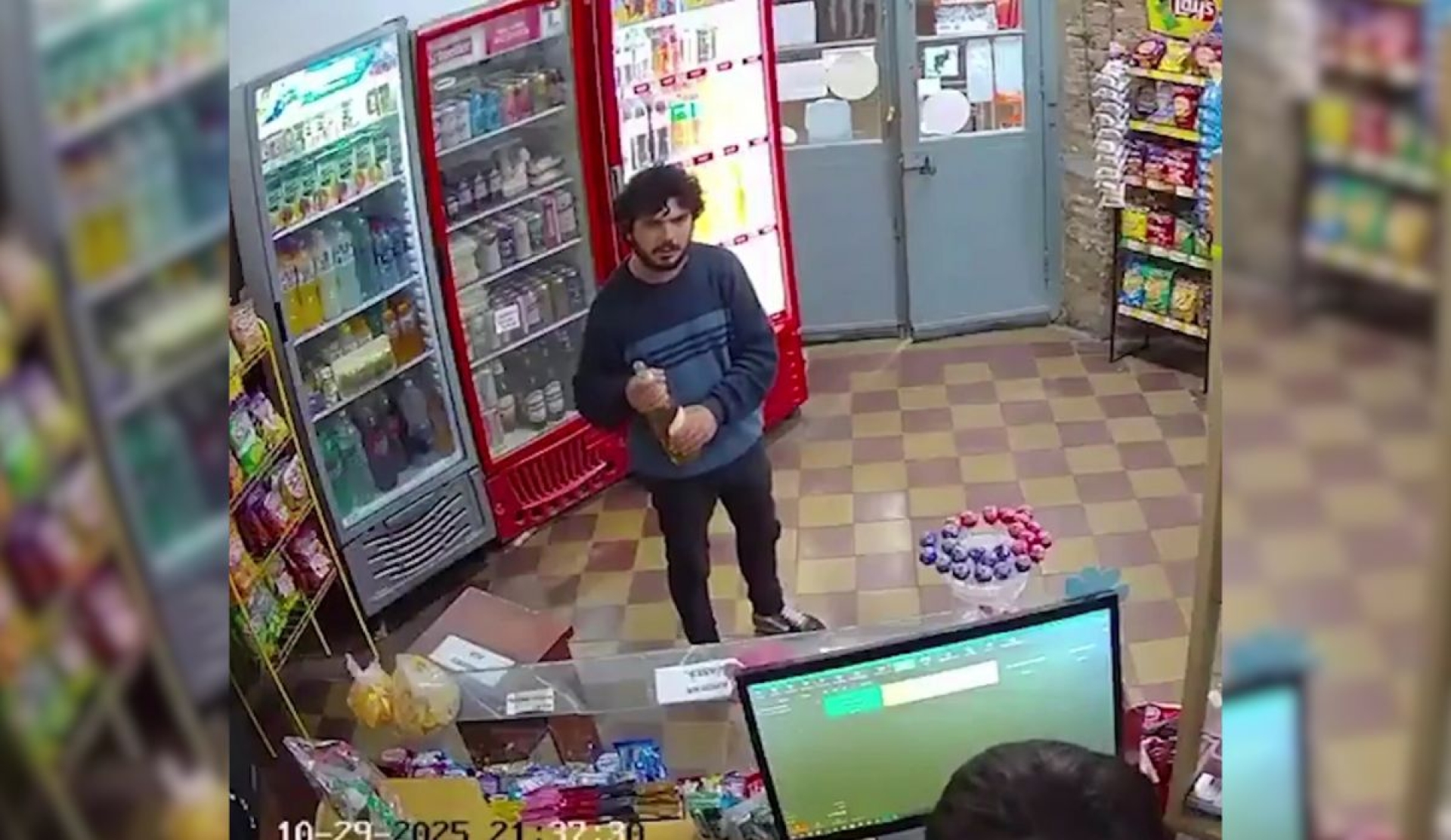 'Que Dios te lo pague': Hombre roba cerveza y video se vuelve viral