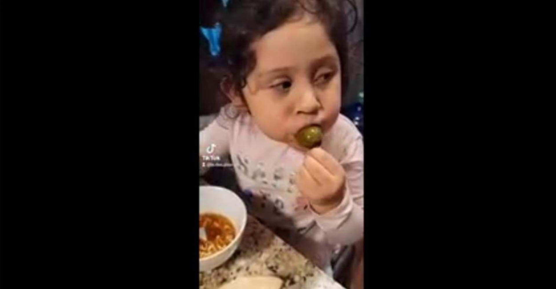 Niña de 4 años se come un chile entero y sin hacer gestos