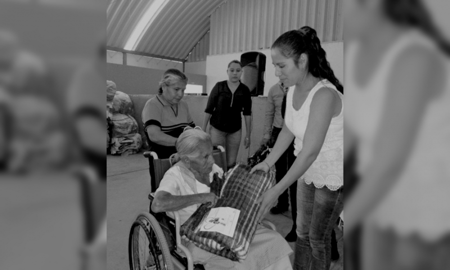 Entregan cobertores a personas de escasos recursos en Temoac