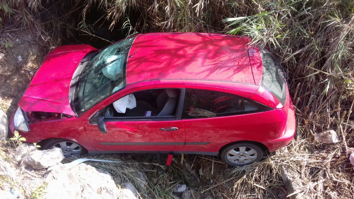 Un auto cayó a una barranca; hubo dos heridos