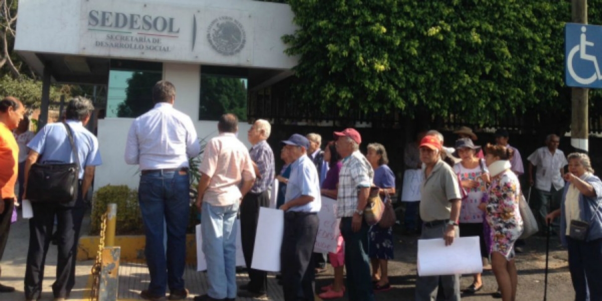 Se manifiestan integrantes de la Asociación Cívica Morelense en Sedesol