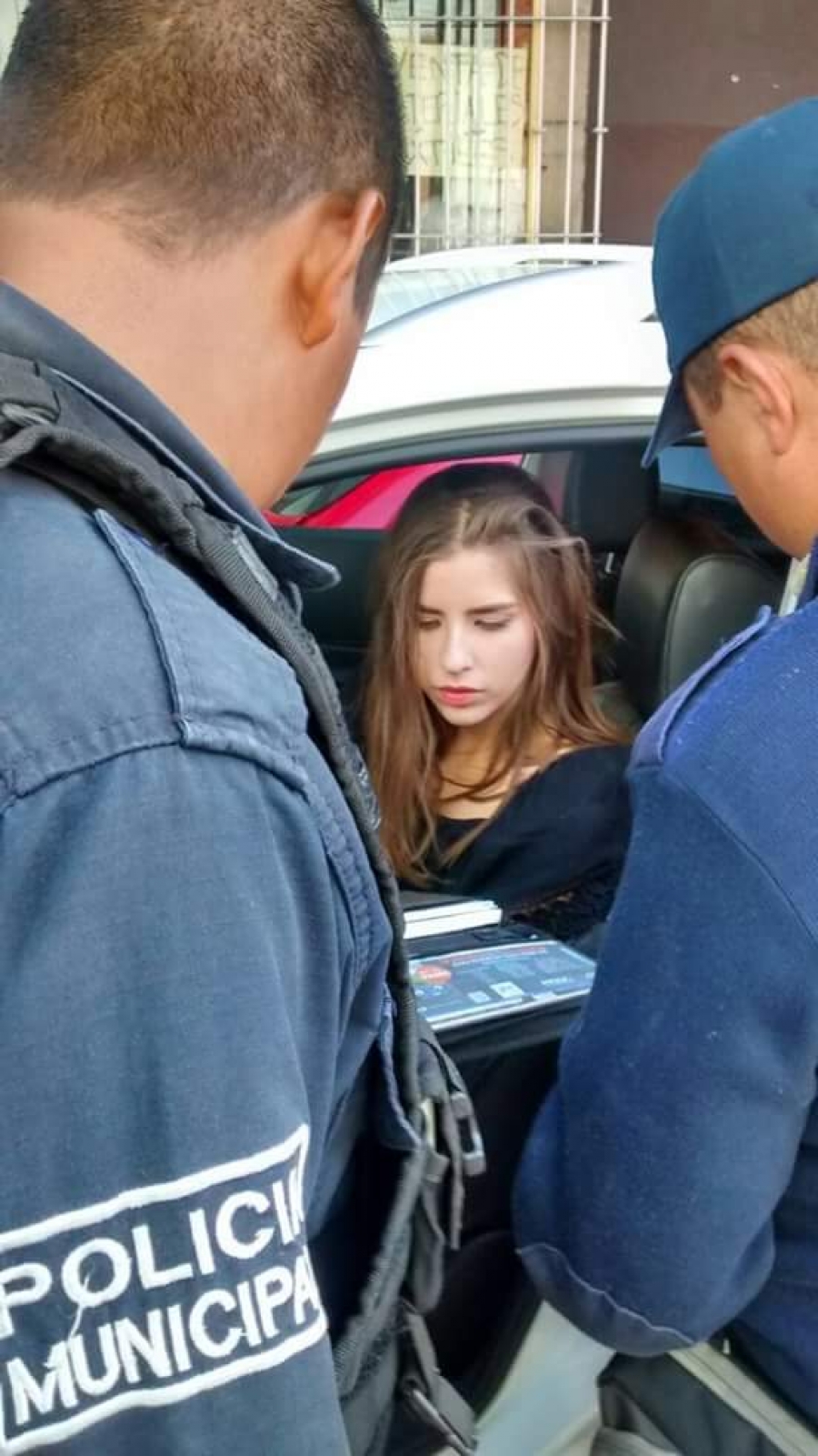 Joven en estado ebriedad choca y se resiste a ser arrestada; es apodada #Lady100pesos