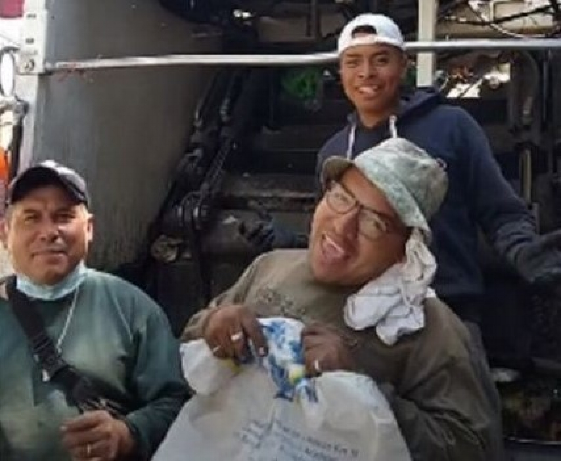 Recolectores de basura triunfan en TikTok al estilo de Doña Lucha