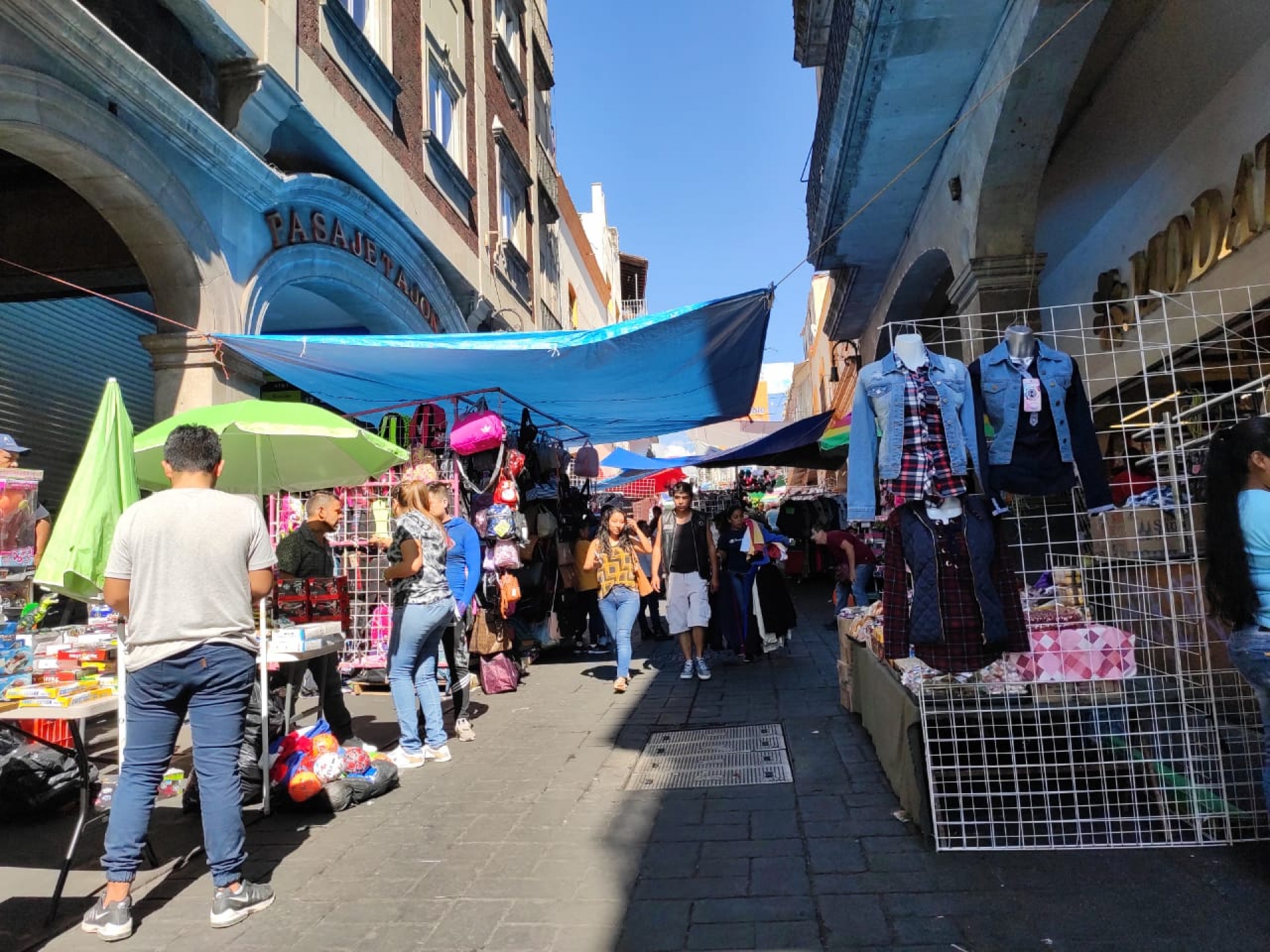 Comerciantes de plazas Lido y Degollado se instalan en calles por ventas de Día de Reyes