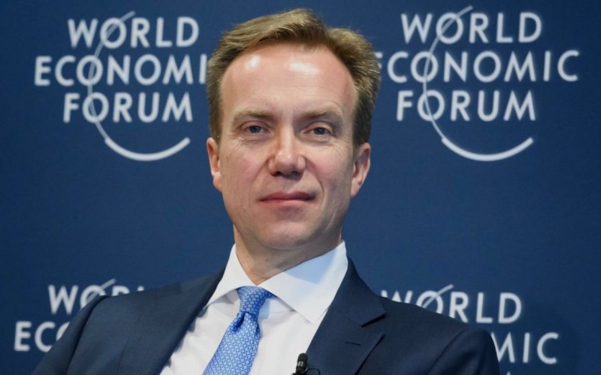 Director del Foro Económico Mundial renuncia por vínculos con Epstein