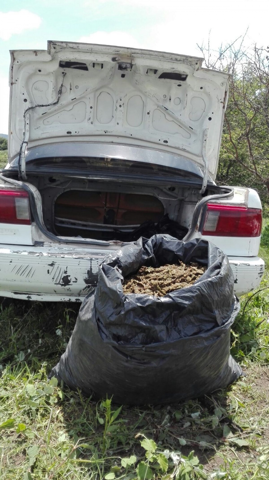 Escaparon de la Policía pero abandonaron un auto y quince kilos de marihuana
